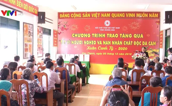 Phó Chủ tịch Thường trực Quốc hội tặng quà Tết cho các hộ nghèo ở Khánh Hòa