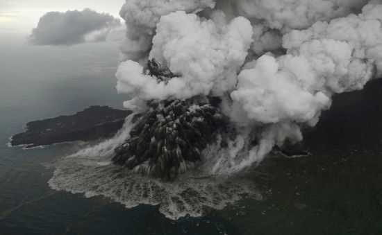 Núi lửa Anak Krakatau ở Indonesia bất ngờ thức giấc