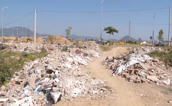 Nha Trang: Đường Võ Nguyên Giáp thành nơi tập kết rác