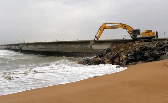 Thi công kè sạt lở gần sân bay Tuy Hòa