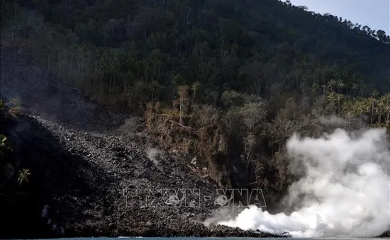 Núi lửa Karangetang phun trào, Indonesia sơ tán trên 1.000 người dân