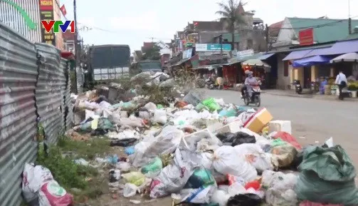 Hà Tĩnh: Rác chất thành đống dọc Quốc lộ 1