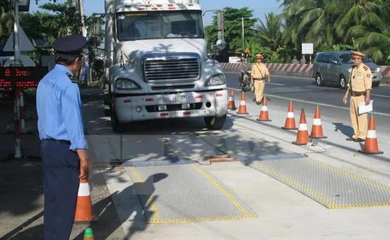 Phương tiện quá tải tung hoành, phá nát cầu đường