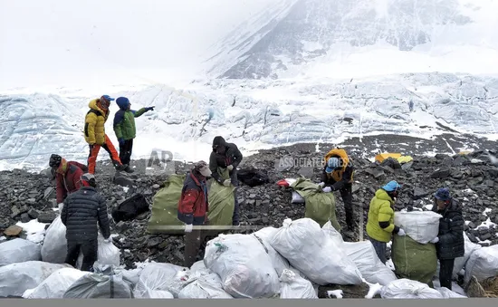 Trung Quốc hạn chế du khách đến khu vực núi Everest