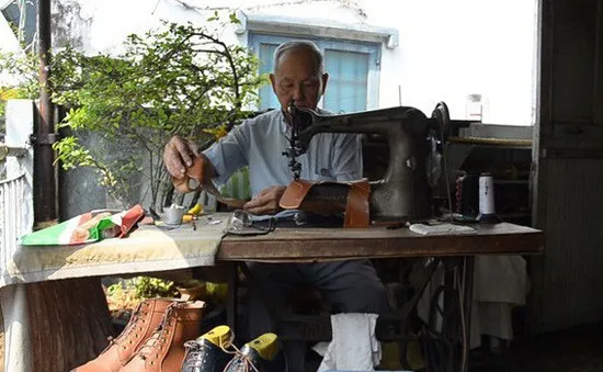 Câu chuyện về nghệ nhân 70 năm đóng giày thủ công ở TP. HCM