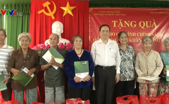 MTTQ Việt Nam tặng quà Tết cho hộ nghèo Cần Thơ