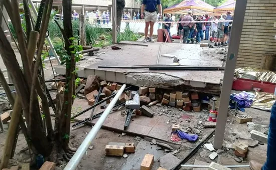 Sập lối đi bộ trường học ở Nam Phi, 3 học sinh thiệt mạng