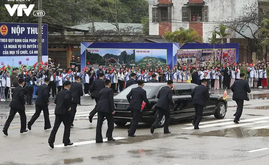 VIDEO Đội cận vệ Triều Tiên chạy theo tháp tùng limousine chở Chủ tịch Kim Jong-un về Hà Nội