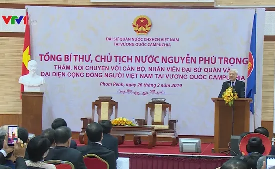 Tổng Bí thư, Chủ tịch nước gặp cộng đồng người Việt Nam tại Campuchia