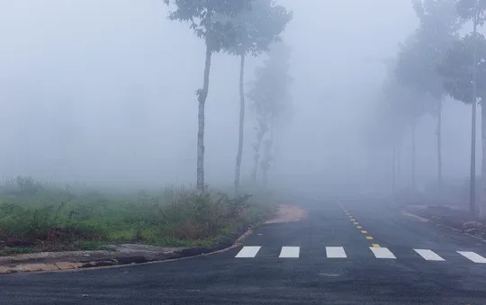 Gió Đông - Đông Nam đưa ẩm vào gây sương mù ở Bắc miền Trung