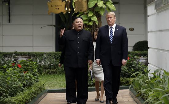 Chùm ảnh Tổng thống Trump và Chủ tịch Kim Jong-un đi dạo tại khách sạn Metropole