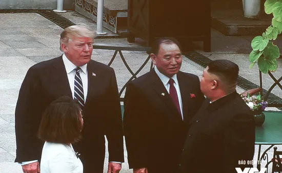 ẢNH: Tổng thống Donald Trump trao đổi với Chủ tịch Kim Jong-un ở khuôn viên Metropole