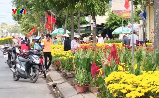 Cần Thơ: Người bán hoa xả hàng ngày 30 Tết