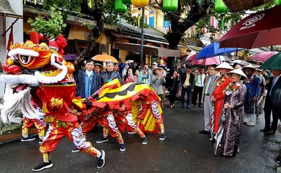 Nhiều tỉnh thành đón đoàn khách du lịch "xông đất"