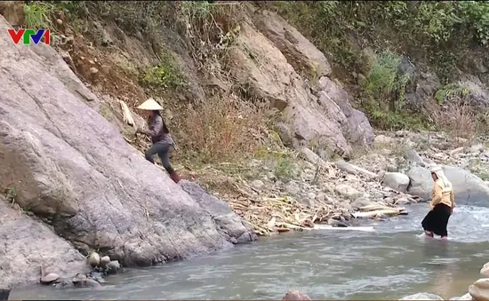 Khát vọng đến trường trong hành trình gian nan của trẻ em vùng cao