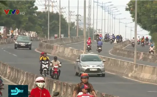 Bất chấp nguy hiểm, ngang nhiên vi phạm trên tuyến Nha Trang nối sân bay Cam Ranh