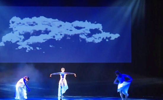 Nghệ sĩ Hàn - Việt trình diễn múa liên hiệp "Sắc màu vũ điệu"