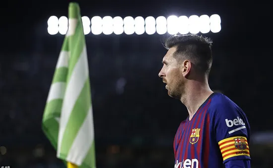 CĐV Real Betis tán thưởng Messi "phi thường" sau cú hat-trick "siêu phàm"