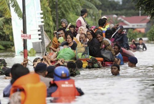 Lở đất và lũ quét tại Indonesia: Số người thiệt mạng tăng lên gần 90 người