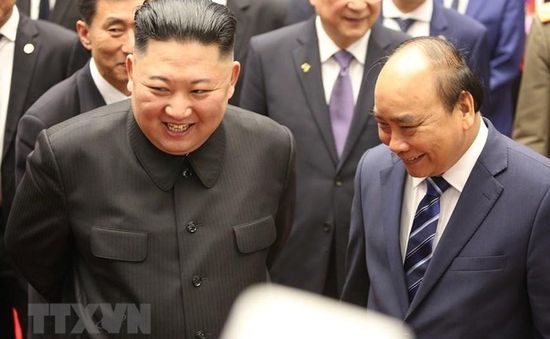 Thủ tướng và Chủ tịch Triều Tiên tham quan trưng bày ảnh “Quan hệ Việt Nam - Triều Tiên”