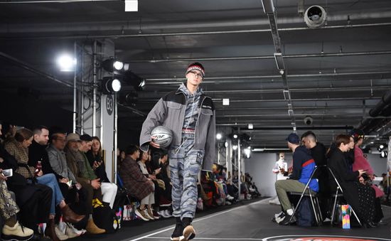 Quán quân The Face Vietnam 2018 tự tin sải bước tại Seoul Fashion Week