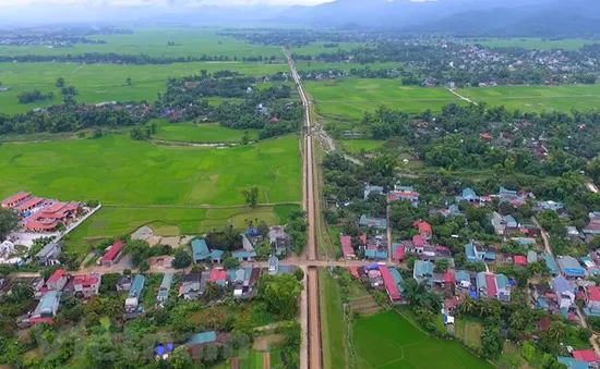 Thanh niên xung phong dẫn nước cho cánh đồng Mường Thanh