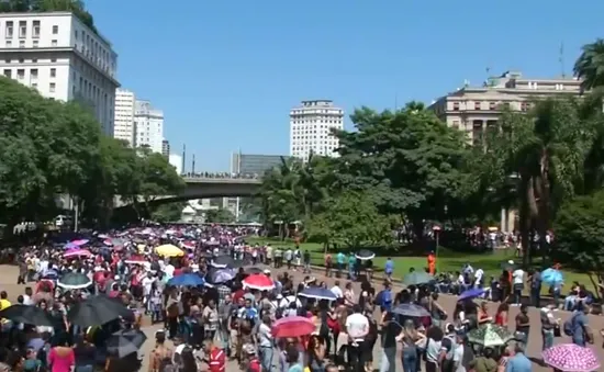 15.000 người Brazil xếp hàng dài chờ xin việc