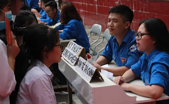 Sinh viên ĐH Kinh tế Quốc Dân tổ chức "Hành trang sĩ tử"