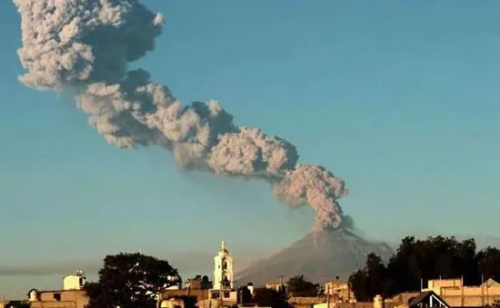 Mexico nâng mức cảnh báo về núi lửa Popocatepetl