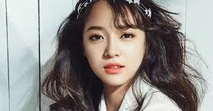 Kim Sejeong (Gugudan) kể chuyện bị đàn em làm lơ khi chào hỏi