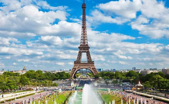 Tháp Eiffel mừng sinh nhật 130 tuổi