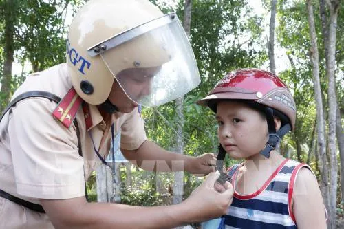 Bến Tre: Tặng mũ bảo hiểm kết hợp tuyên truyền giao thông cho người dân