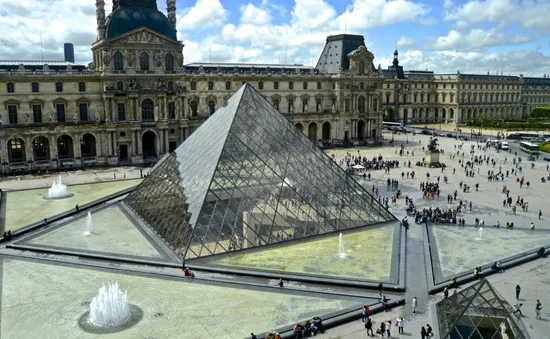 Kim tự tháp kính ở bảo tàng Louvre "khoác" áo mới mừng sinh nhật 30 tuổi