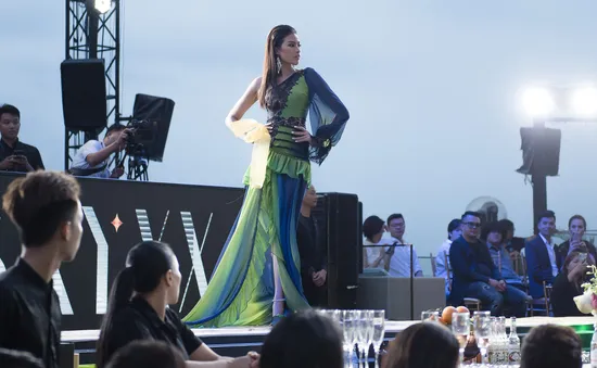 Nguyễn Thị Thành làm vedette khoe catwalk điêu luyện