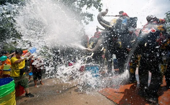 Tưng bừng lễ hội Songkran đón mừng năm mới ở Thái Lan