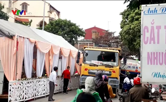 Dựng rạp cưới lấn chiếm lòng đường: “Trăm cái lý không bằng một tý cái tình”