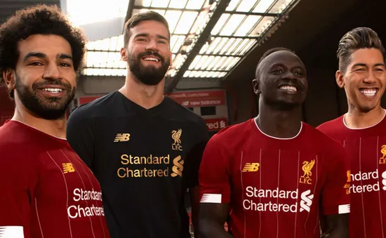 Alisson "cuỗm" áo số 1 của tội đồ Liverpool trong trang phục sân nhà 2019/20