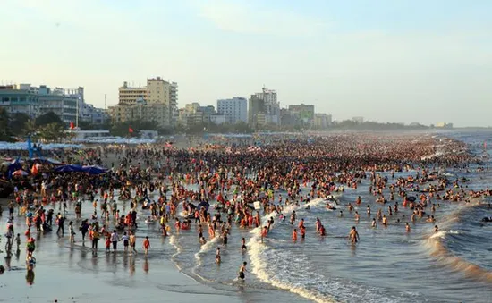 Du lịch Hè: Nhu cầu tăng mạnh, các hãng chạy đua khuyến mãi