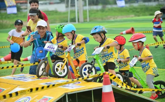 Những tay cua-rơ nhí tham gia đua xe đạp thăng bằng