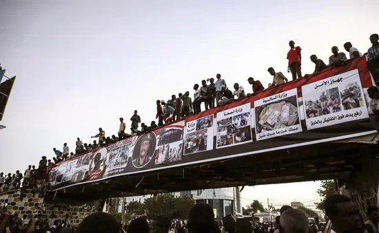 Sudan: Công nhân đường sắt tràn lên cả nóc xe lửa ủng hộ người biểu tình