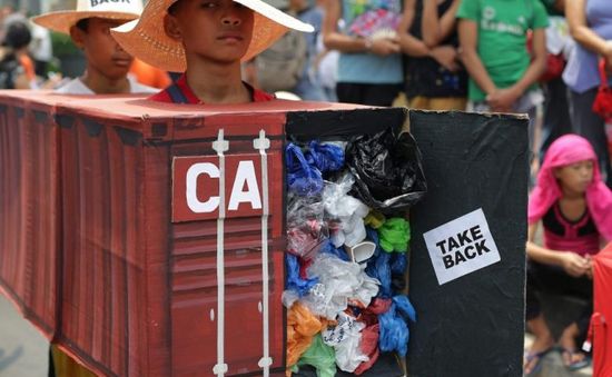 Philippines dọa "tuyên chiến" với Canada trong vấn đề rác thải