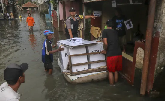 Indonesia sơ tán người dân vì lũ lụt