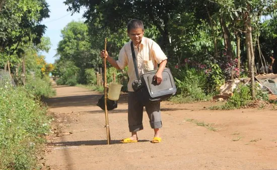 Khốn khổ “lão mù” mò mẫm đi xin ăn để nuôi mẹ bị ung thư