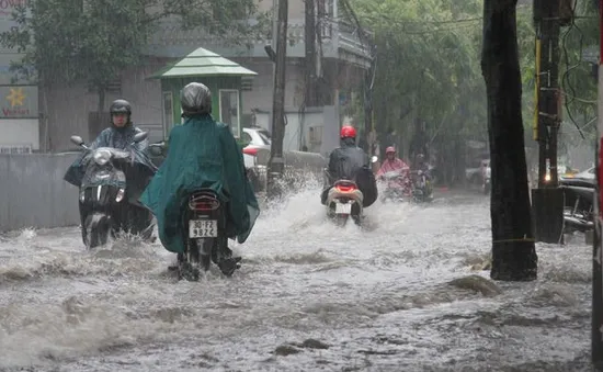 Mưa lớn, một số tuyến phố Hà Nội ngập sâu trong nước