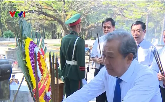 Phó Thủ tướng Trương Hòa Bình viếng anh hùng liệt sỹ tại Nghĩa trang Trường Sơn
