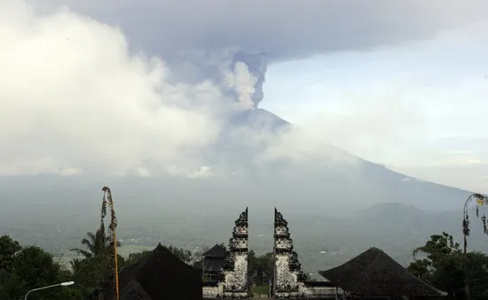 Núi lửa Agung tại Indonesia phun trào cột tro bụi cao 2.000m