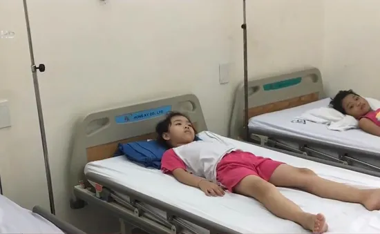 TP.HCM: 30 học sinh tiểu học nhập viện do ngộ độc thực phẩm