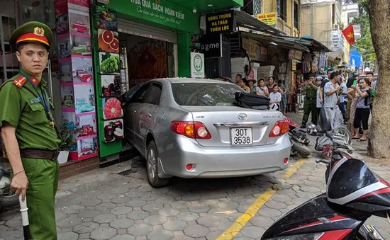 Xe điên lao thẳng vào nhà dân trên phố Lò Đúc