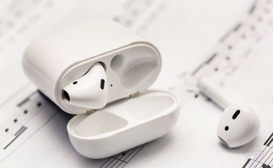 AirPods 2 chính hãng có giá bán từ 5,99 triệu đồng tại Việt Nam