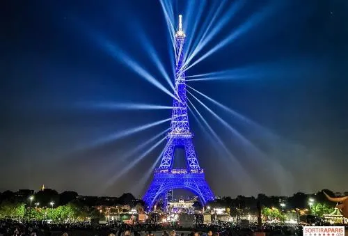 Tháp Eiffel thắp đèn mừng 130 năm tuổi